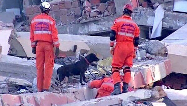 Спасатели и добровольцы ищут пропавших после землетрясени в Турции людей