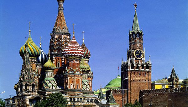 Храм Василия Блаженного и Спасская башня Кремля