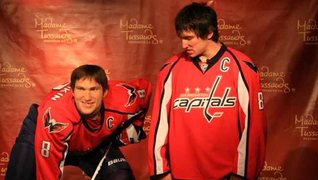 Хоккеист Washington Capitals Александр Овечкин на церемонии открытия восковой фигуры в музее Мадам Тюссо в Вашингтоне. 24 октября 2011 года.