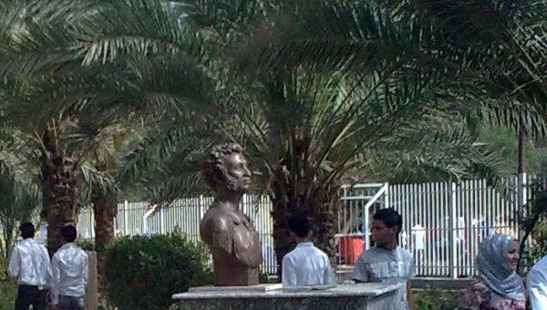 Памятник Пушкину на территории университета в Багдаде