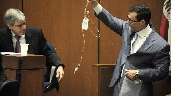 Адвокат врача Конрада Мюррея Эд Чернофф и анестезиолог Стивен Шэйфер в суде Лос-Анджелеса