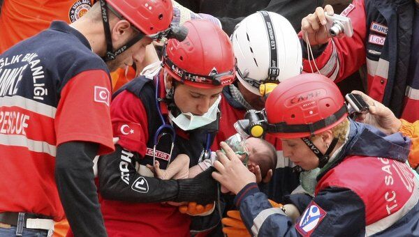 Турецкие спасатели извлекли живым из-под завалов разрушенного здания двухнедельного ребенка
