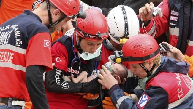 Турецкие спасатели извлекли живым из-под завалов разрушенного здания двухнедельного ребенка