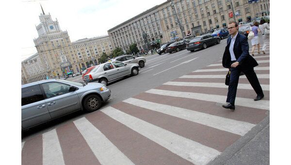 Корреспондент польского телеканала TVN Анджей Заухи переходил дорогу по пешеходному переходу на зеленый свет, когда на него чуть не наехал автомобиль