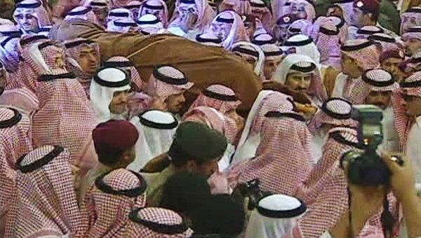 Прощание со скончавшимся принцем Султаном бен Абдель Азизом аль-Саудом в в саудовской столице Эр-Рияде