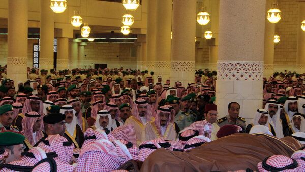 Представители королевской фамилии и иностранные гости прощаются с наследным принцем Саудовской Аравии Султаном бен Абдель Азизом Аль -Саудом 