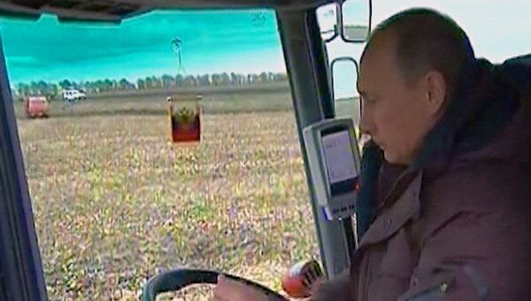 Путин и Медведев собрали 12 тонн кукурузы за полчаса