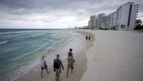 Туристы начали покидать курорты Мексики из-за надвигающегося урагана