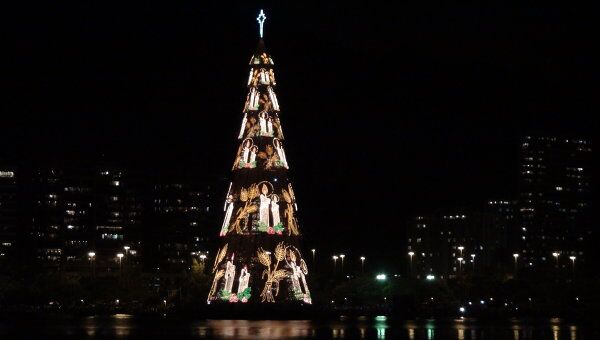 В Рио возводят самую большую в мире плавучую рождественскую елку
