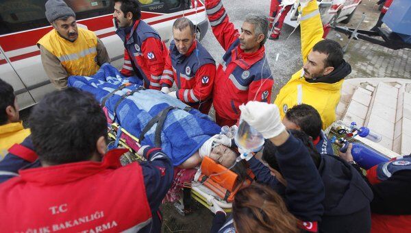 Турецкие спасатели извлекают выжившую 27-летнюю учительницу Гезде Бахар в провинции Ван