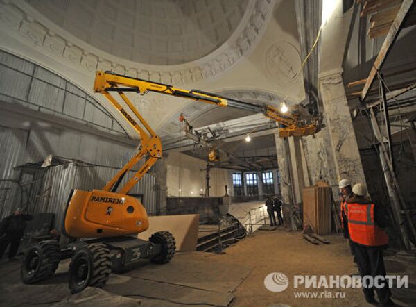 Рабочий на реконструируемой станции метро Парк культуры кольцевой линии.