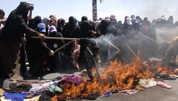 Йеменские женщины сжигают паранджи в знак протеста против подавления властями массовых антиправительственных выступлений в Сане 