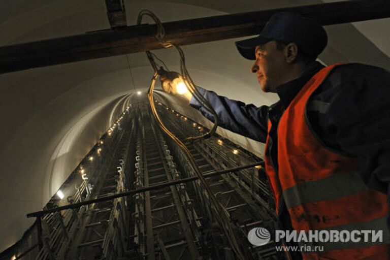 Рабочий на реконструируемой станции метро Парк культуры кольцевой линии.