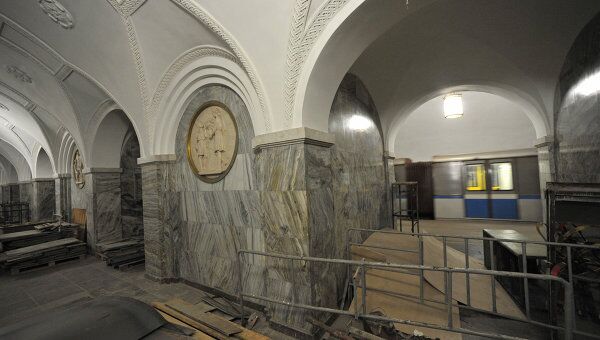 Рабочий на реконструируемой станции метро Парк культуры кольцевой линии.