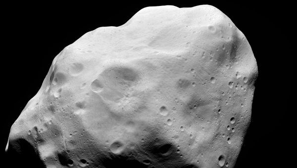 Снимок астероида Лютеция, полученный аппаратом “Розетта” в июле 2010 года 