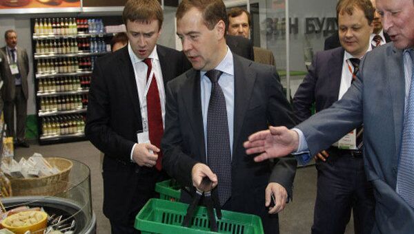 Медведев купил сладости и газировку в магазине будущего