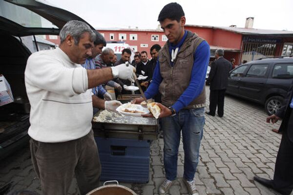 Помощь пострадавшим в результате землетрясения в турецкой провинции Ван