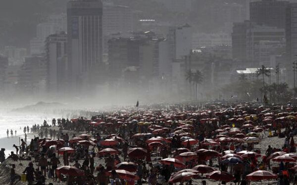 Люди на пляже Ипанема в Рио-де-Жанейро