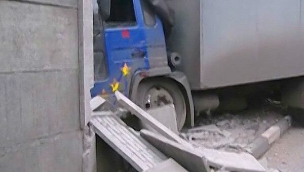 Грузовик на высокой скорости влетел в бетонную стену на востоке Москвы