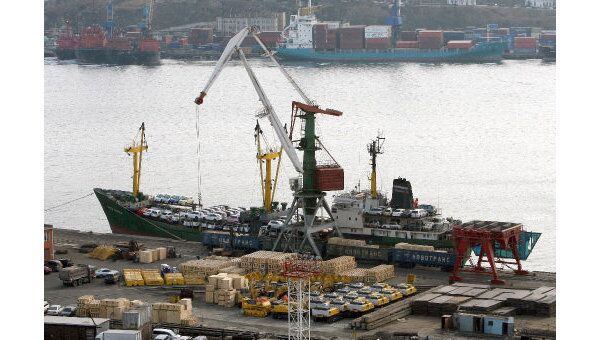 Теплоход в порту Владивостока