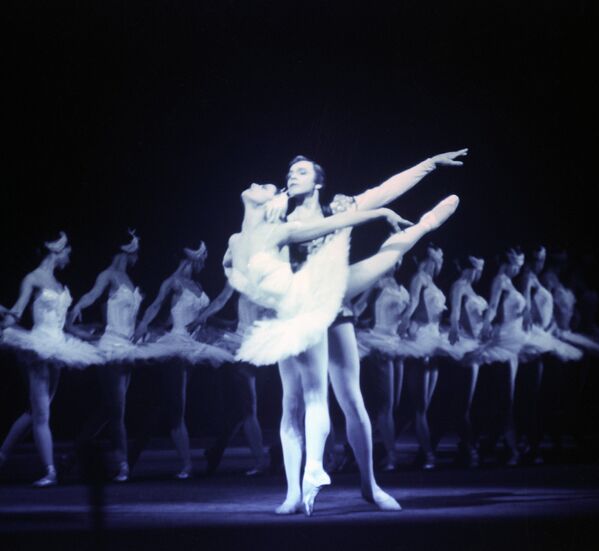 Майя Плисецкая и Николай Фадеечев в сцене из балета Лебединое озеро