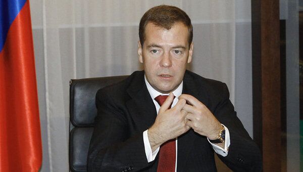 Медведев объяснил, какую пользу экономике России принесет МФЦ 