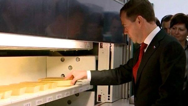 Медведев подержал в руках слитки золота и платины в хранилище банка   