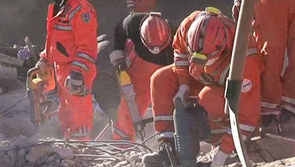 Спасатели разбирают завалы в разрушенном Эрджише с ювелирной точностью