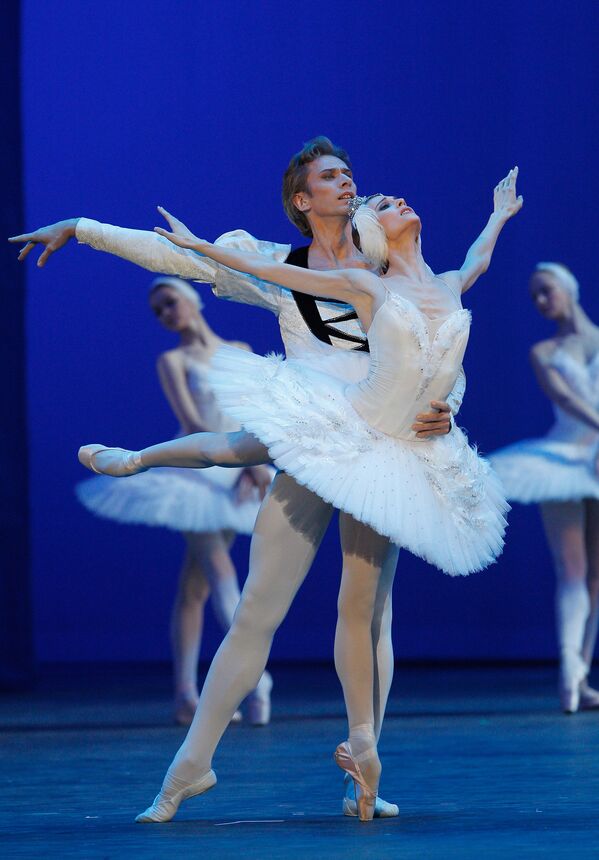 Солисты балета Светлана Захарова и Андрей Уваров исполняют Адажио из балета Петра Чайковского Лебединое озеро 