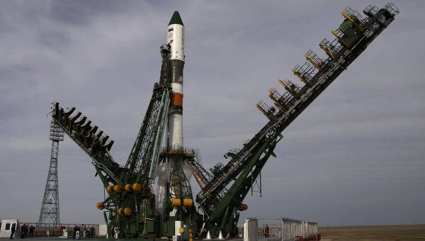 Ракета-носитель Союз-У с грузовым космическим кораблем Прогресс М-10М на Байконуре