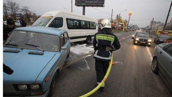 Маршрутка влетела в легковой автомобиль на перекрестке в Петербурге