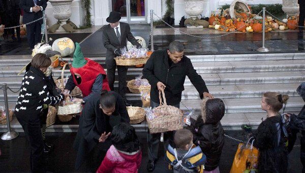 Барак Обама празднует Хеллоуин с детьми в Белом доме