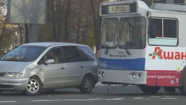 Троллейбус столкнулся с Volkswagen Sharan в центре Москвы