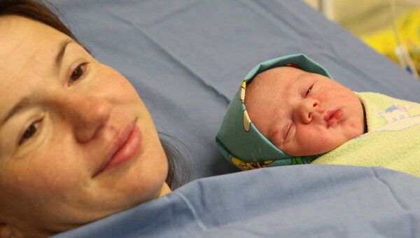 Елена Николаева с новорожденным сыном, который стал семимиллиардным жителем Земли