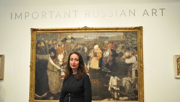 Первый вице-президент Sotheby's Соня Беккерман на фоне картины Фешина Увоз невесты