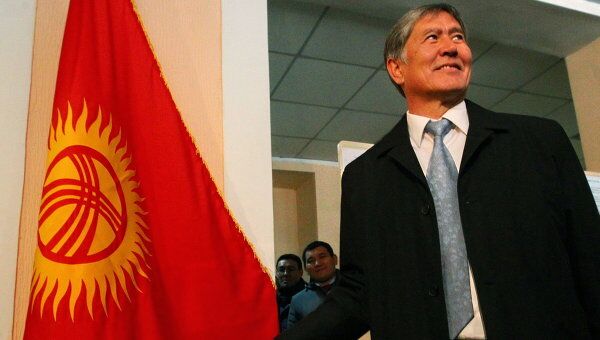 Кандидат в президенты Киргизии Алмазбек Атамбаев голосует на одном из избирательных участков во время президентских выборов