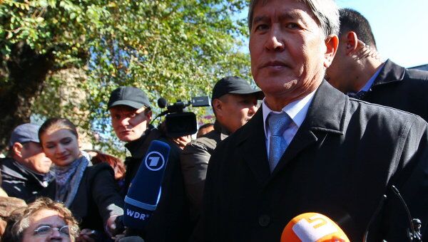 Кандидат в президенты Киргизии Алмазбек Атамбаев после голосования на одном из избирательных участков
