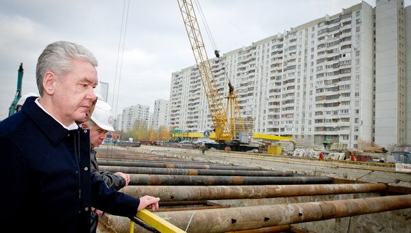 Мэр Москвы Сергей Собянин осматривает место строительства станции метро Братеево