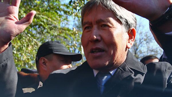 Премьер-министр Атамбаев побеждает на выборах президента Киргизии   