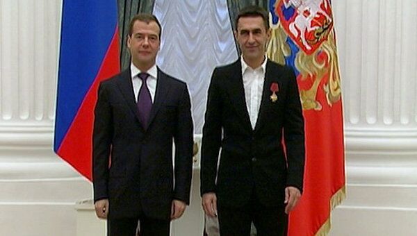 Медведев вручил ордена Бутусову и Бекмамбетову на необычном награждении