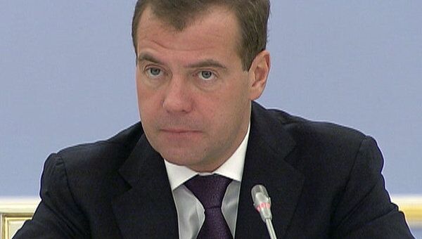 Медведев признал, что РФ никогда по-нормальному в дороги не вкладывалась