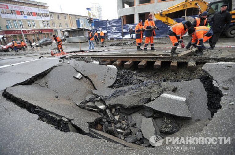 Ликвидация прорыва транзитного водовода в Екатеринбурге