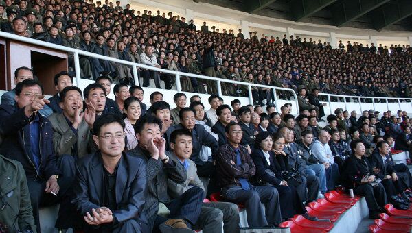 Трибуна стадиона во время международного футбольного матча в Северной Корее. Архивное фото