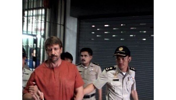 Виктор Бут покидает здание суда после приговора