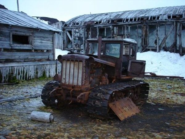 Трактор Т-100М близ заброшенной полярной станции Бухта Тихая (Земля Франца-Иосифа)