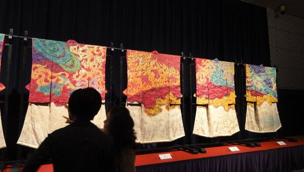 Кимоно японского мастера Итику КУботы из коллекции Патоха Шодиева на выставке в Токио 