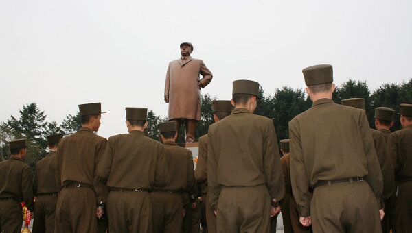 Северокорейские военнослужащие у памятника Ким Ир Сена. Архив