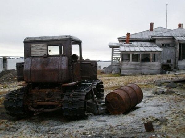 Трактор Т-100М близ заброшенной полярной станции Бухта Тихая (Земля Франца-Иосифа)