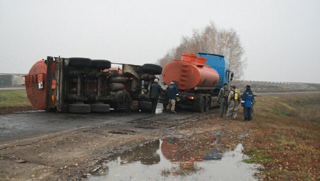 Автоцистерна с аммиачной водой перевернулась в Тамбовской области 