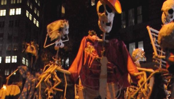 Барак Обама, упыри и скелеты  отметили Хэллоуин в Нью-Йорке